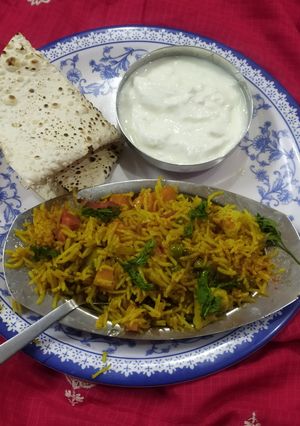 A picture of Vegetable pulao in pressure cooker.