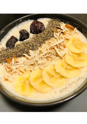 A picture of Banana Dates Smoothie Bowl.