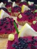 Canapés veganos con hummus de beterraga
