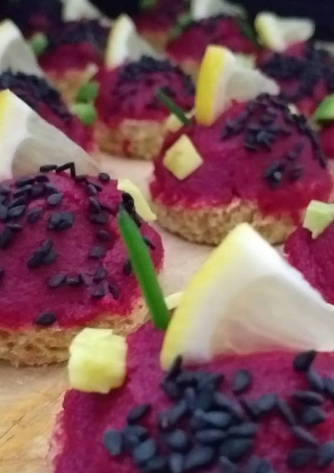 Una foto de Canapés veganos con hummus de beterraga