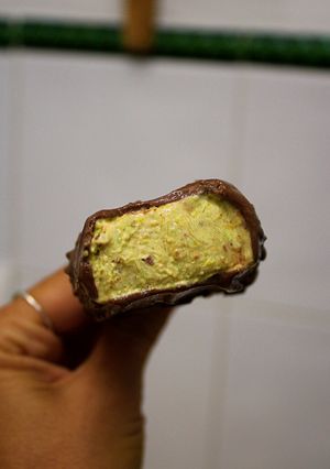 Una foto de Helado de pistacho y chocolate