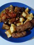 Saucisse de boeuf sans boyau accompagnée de chakchouka, pomme de terre et aubergines frites 🍴