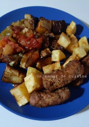 Une photo de Saucisse de boeuf sans boyau accompagnée de chakchouka, pomme de terre et aubergines frites 🍴