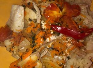 Una foto de Filete de merluza con verduras al horno 🍋