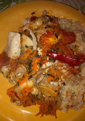 Una foto de Filete de merluza con verduras al horno 🍋