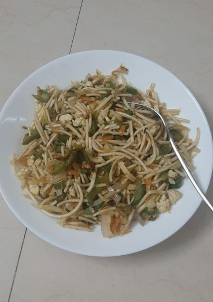 வெஜ் எக் நூடுல்ஸ் செய்முறை முக்கிய புகைப்படம்