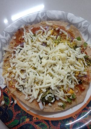 ખાખરા પીઝા (Khakhra Pizza Recipe in Gujarati) રેસીપી મુખ્ય ફોટો
