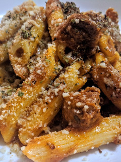 Una foto de OSSOBUCO en Salsa Roja y Penne Rigate🍝con Queso Manchego...!