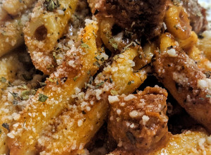 Una foto de OSSOBUCO en Salsa Roja y Penne Rigate🍝con Queso Manchego...!