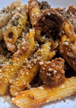 Una foto de OSSOBUCO en Salsa Roja y Penne Rigate🍝con Queso Manchego...!