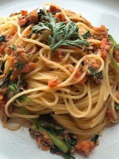 A picture of Pasta with Chrysanthemum Greens, Tuna, and Tomato.