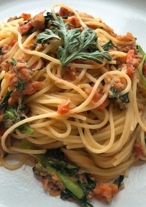 Hình của món Pasta Tần ô và cá ngừ và cà chua.