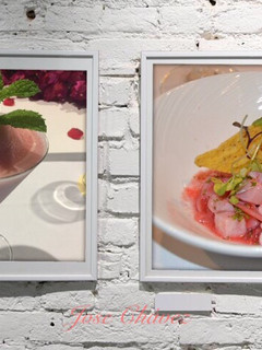 Una foto de Cóctel Daiquiri de fresa y ceviche de pescado con frutos rojos