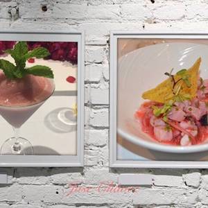 Cóctel Daiquiri de fresa y ceviche de pescado con frutos rojos