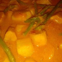 A picture of Matoke with peanut sauce.