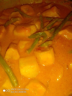 A picture of Matoke with peanut sauce.