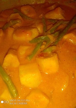 A picture of Matoke with peanut sauce.