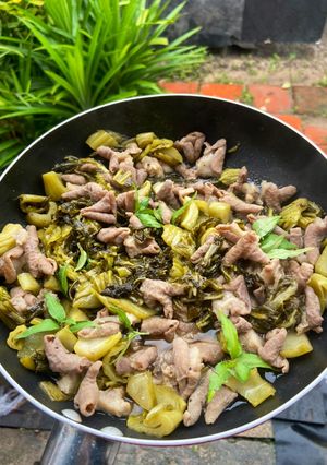 Hình của món Lòng heo non xào cải chua.