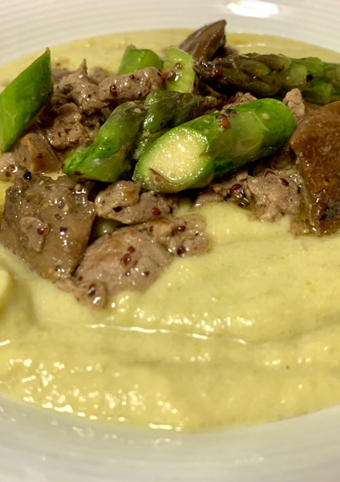 Una foto de Puré de calabacín con solomillo