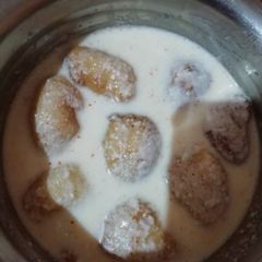 A picture of Dahi vada.