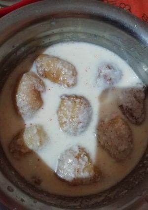 A picture of Dahi vada.