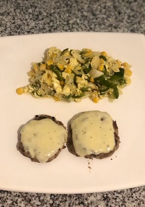 Una foto de Hamburguesa 🍔 casera con revuelto de zapallitos