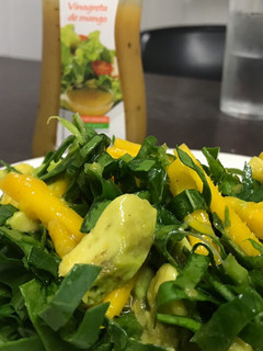 Una foto de Ensalada de espinaca, mango y aguacate