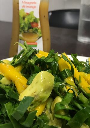 Foto principal de Ensalada de espinaca, mango y aguacate