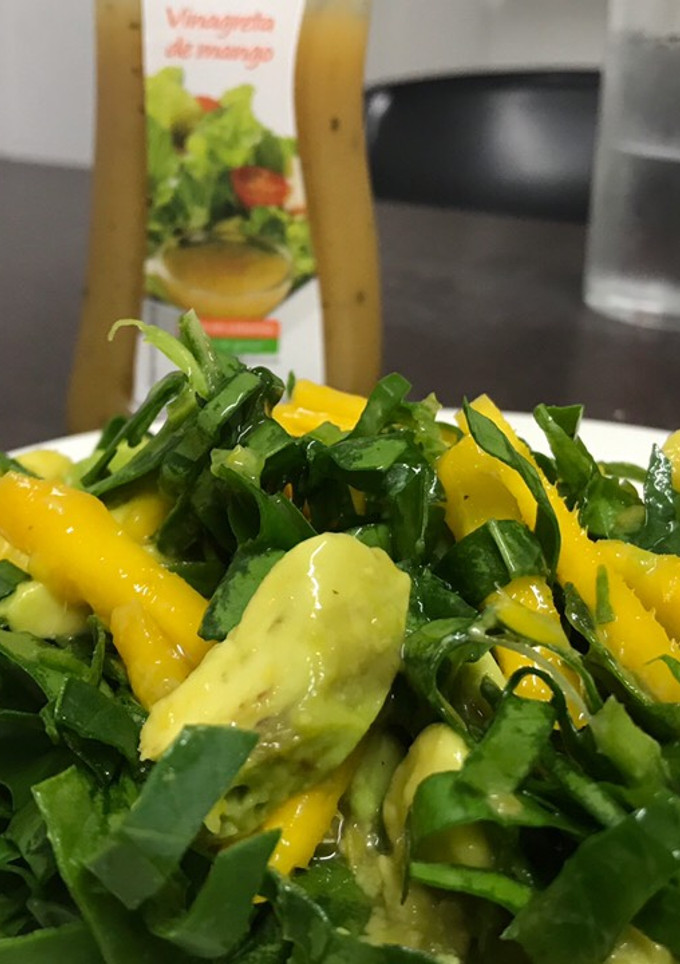 Una foto de Ensalada de espinaca, mango y aguacate