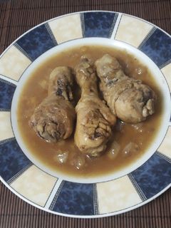 Una foto de Pollo encebollado al café