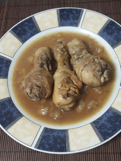 Una foto de Pollo encebollado al café