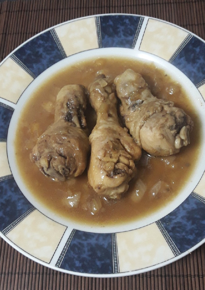 Una foto de Pollo encebollado al café