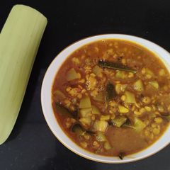 A picture of Bottle gourd curry with lentils.