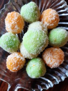 डेसिकेटेड कोकोनट तिरंगी लाडू (coconut tiranga ladoo recipe in marathi) रेसिपी चे मुख्य फोटो