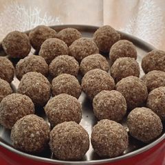 A picture of Makhana dryfruits laddu.