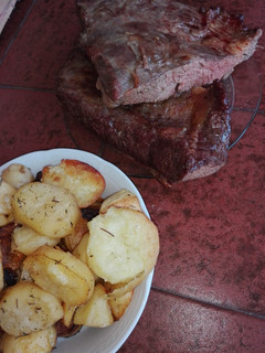 Una foto de Tapa de asado inyectada con cerveza y papas, batatas al horno