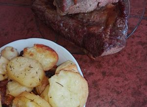 Una foto de Tapa de asado inyectada con cerveza y papas, batatas al horno