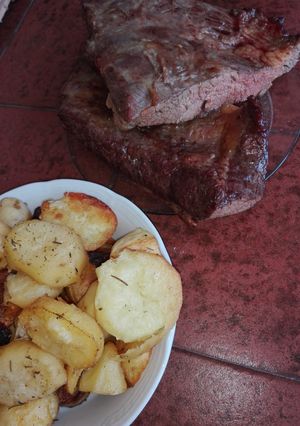 Una foto de Tapa de asado inyectada con cerveza y papas, batatas al horno