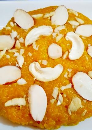 A picture of Mango Sooji Halwa.