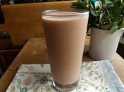 Una foto de batido de arándanos y frambuesas