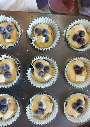 Áfonyás- fehércsokis muffin recept fotója