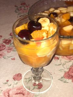 Una foto de Ensalada de frutas de cerezas y otros ingredientes 👌🍌🍊🍑🍒