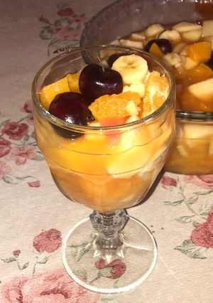 Una foto de Ensalada de frutas de cerezas y otros ingredientes 👌🍌🍊🍑🍒