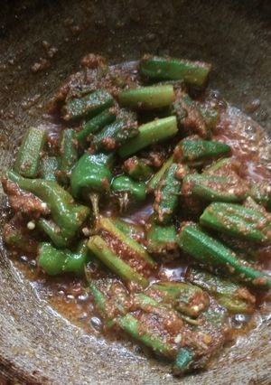 ભરેલા ભીંડા નું શાક (Bharela Bhinda Shak Recipe In Gujarati) રેસીપી મુખ્ય ફોટો
