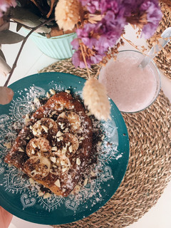 Una foto de Tostada francesa con plátano, choco negro y choco blanco