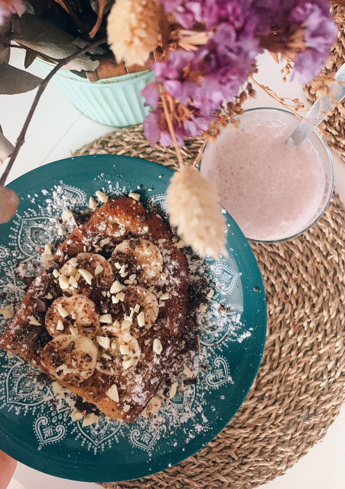 Una foto de Tostada francesa con plátano, choco negro y choco blanco