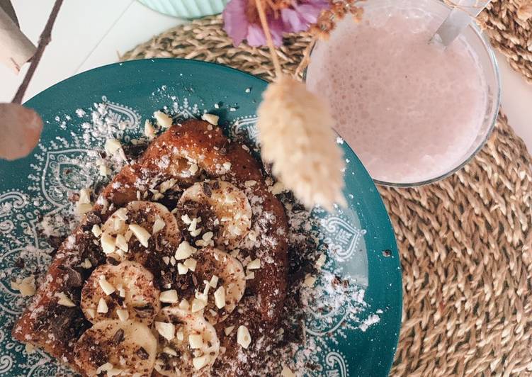 Tostada francesa con plátano, choco negro y choco blanco