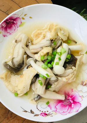 Hình của món Nấm xào ức gà.