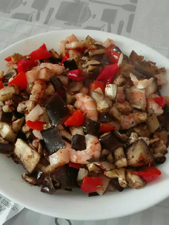 Una foto de Berenjenas y gambas al horno
