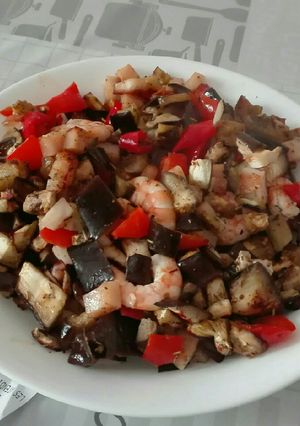 Una foto de Berenjenas y gambas al horno